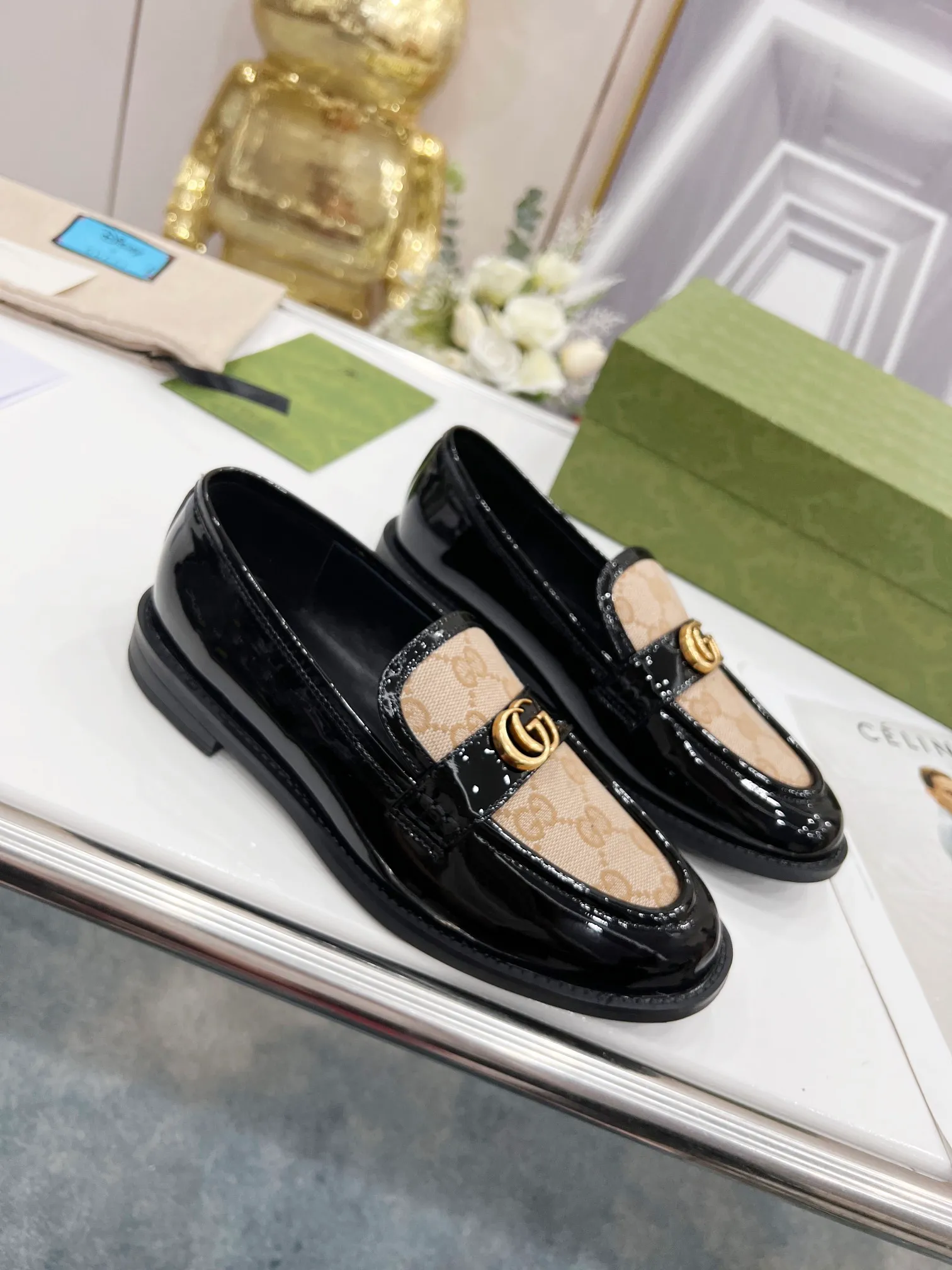 👟👟Ex-factory price 440👟👟 2022 new G family classic design loafers, made of V-shaped quilted effect leather, double G monogram evolved from Gucci, calf leather, mixed sheepskin lining, heel height 1.5 cm, original molded wear-resistant Tpu outsole. Code number 35-42,